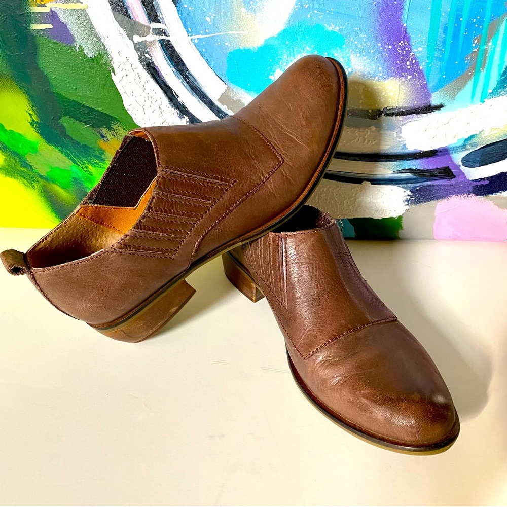 Brown boot shoes, western style, size 8.5